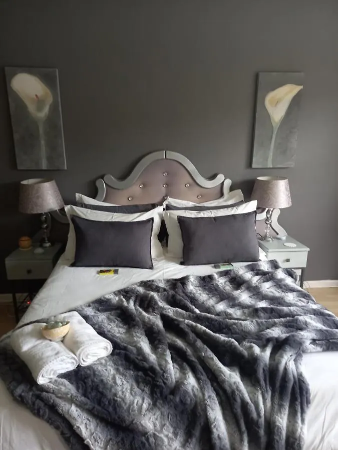 Serene Double Room With Private Bathroom Port Elizabeth