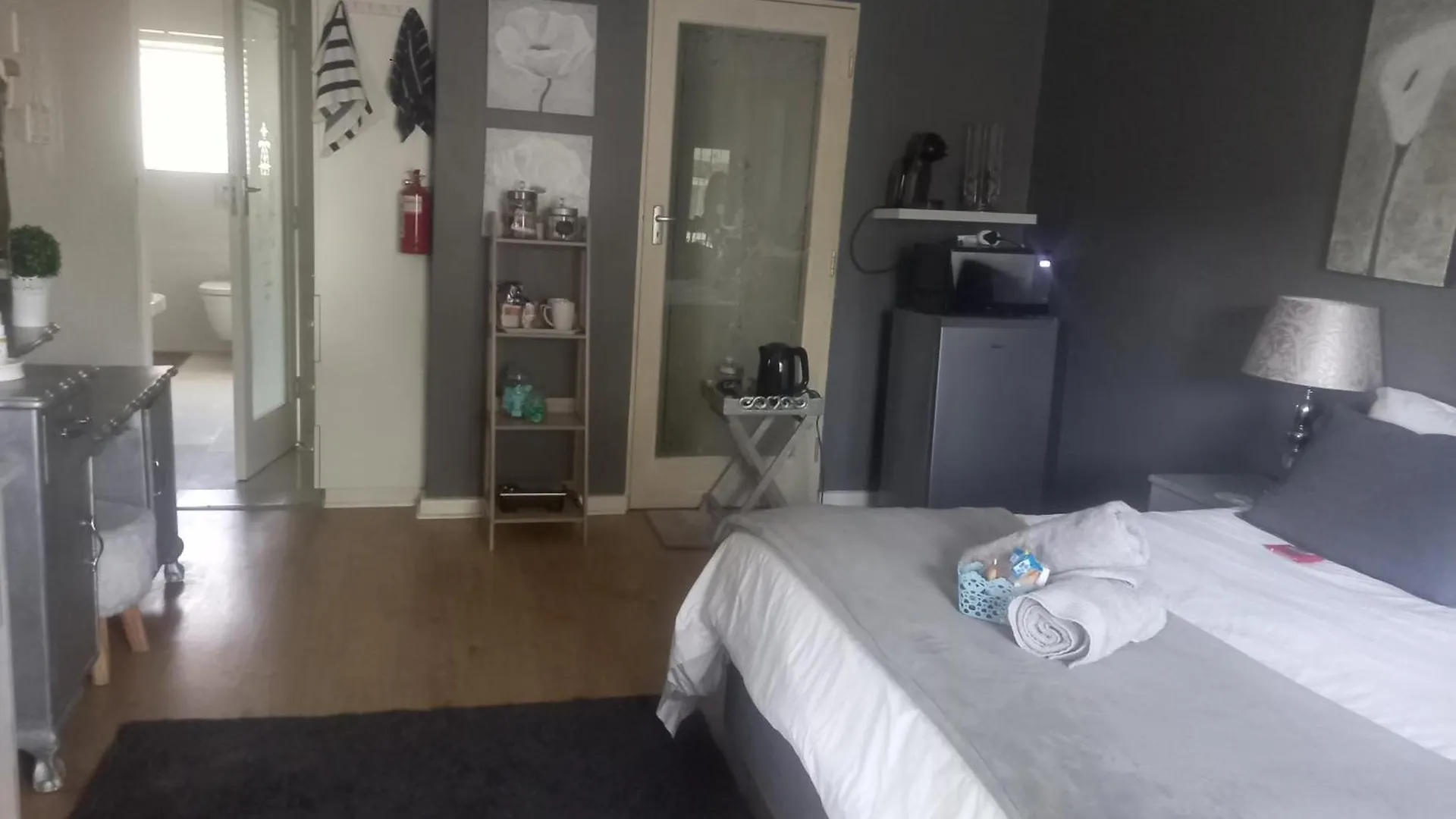 Serene Double Room With Private Bathroom Port Elizabeth