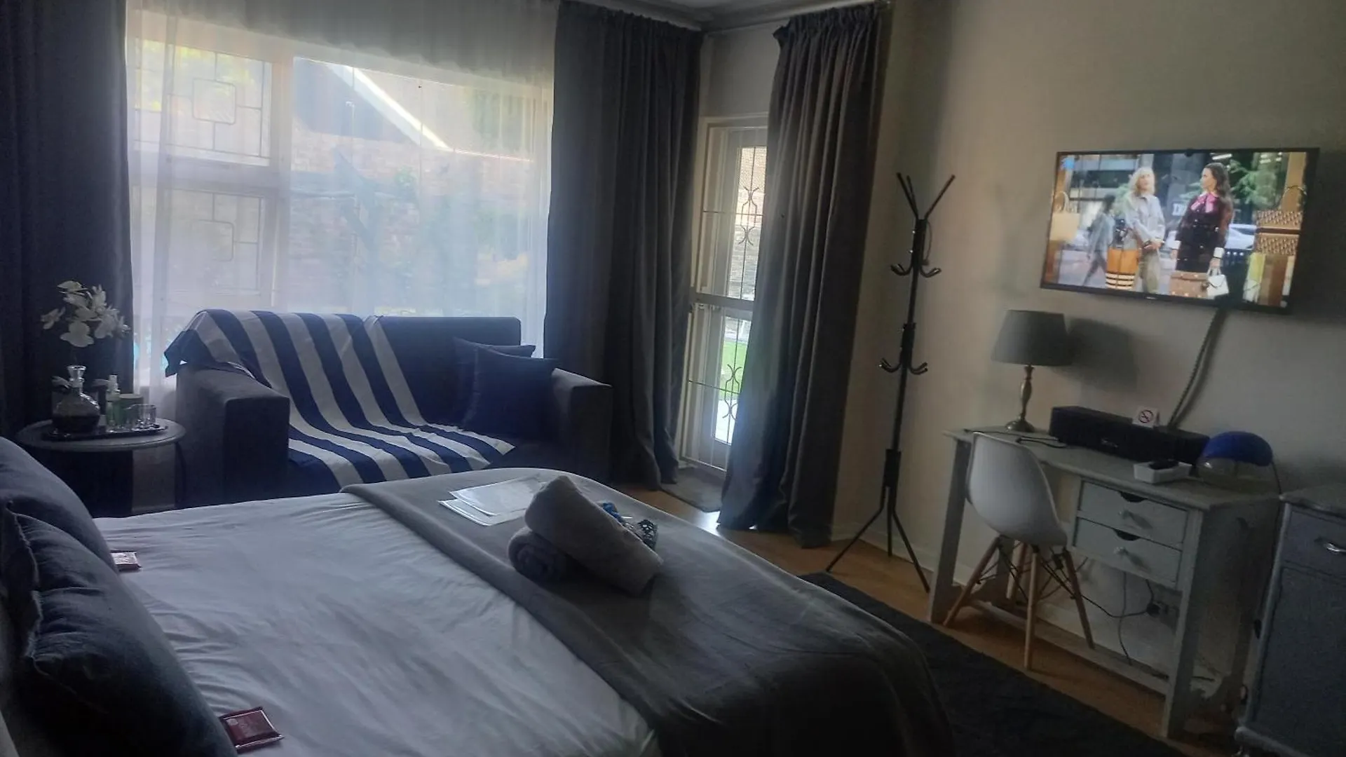 Homestay Serene Double Room With Private Bathroom Port Elizabeth